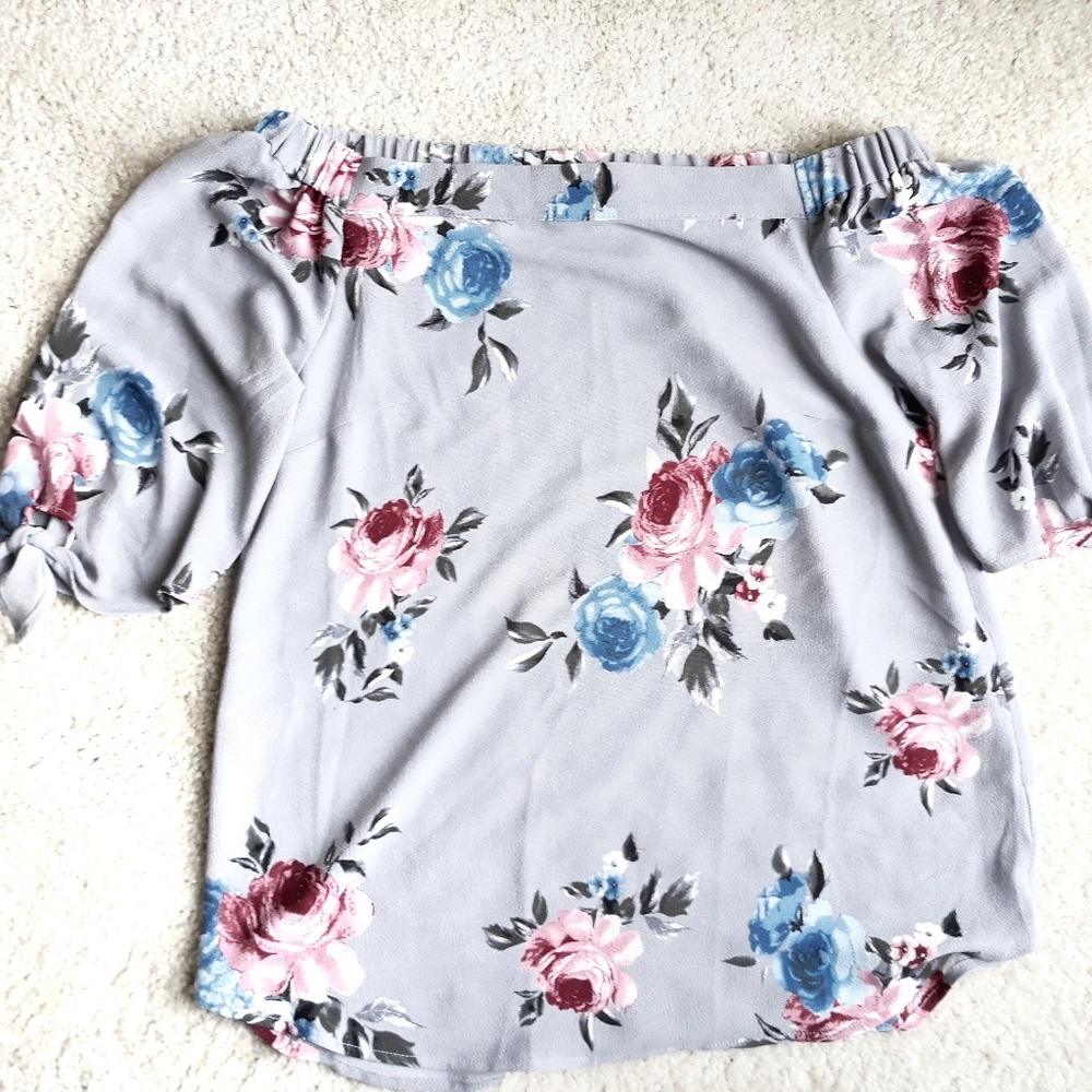 ♥️Bundle&Save♥Monteau Los Angeles Floral Print Top